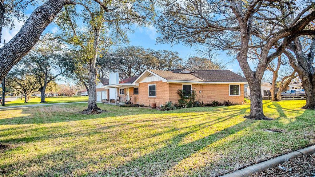 Edna, TX 77957,711 W Brackenridge ST