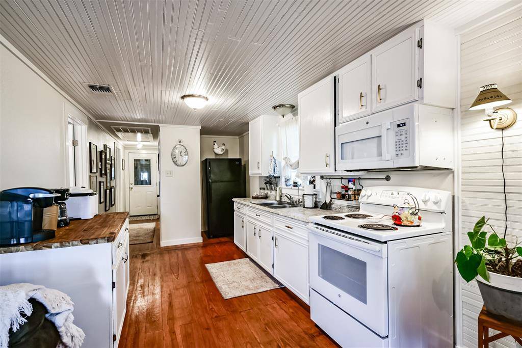 Hallettsville, TX 77964,1628 US HWY 90A W