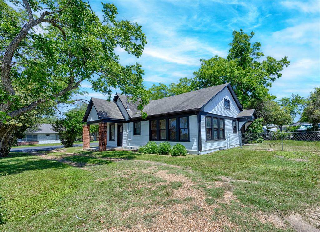 Schulenburg, TX 78956,107 N Main ST