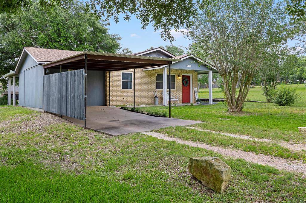 Flatonia, TX 78941,821 S Mill ST