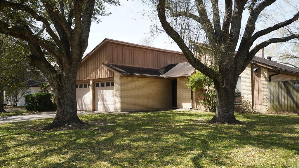 Friendswood, TX 77546,216 E Castle Harbour DR
