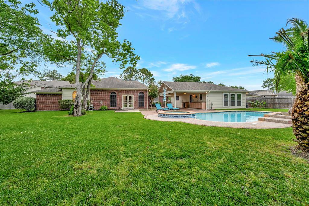 Friendswood, TX 77546,900 White Pine DR