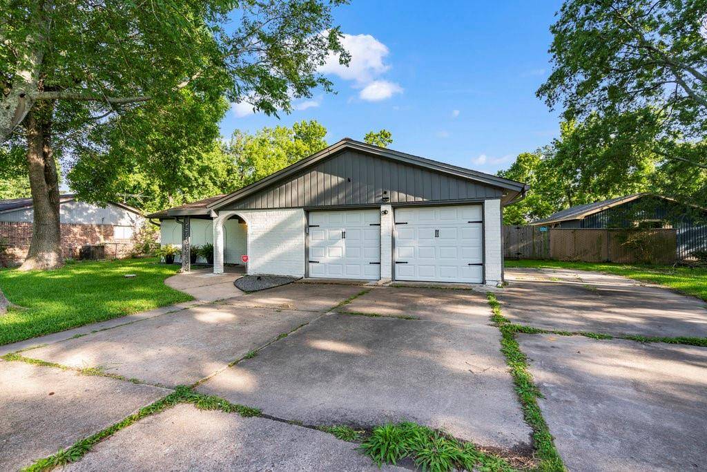 Highlands, TX 77562,214 Pine Oak DR