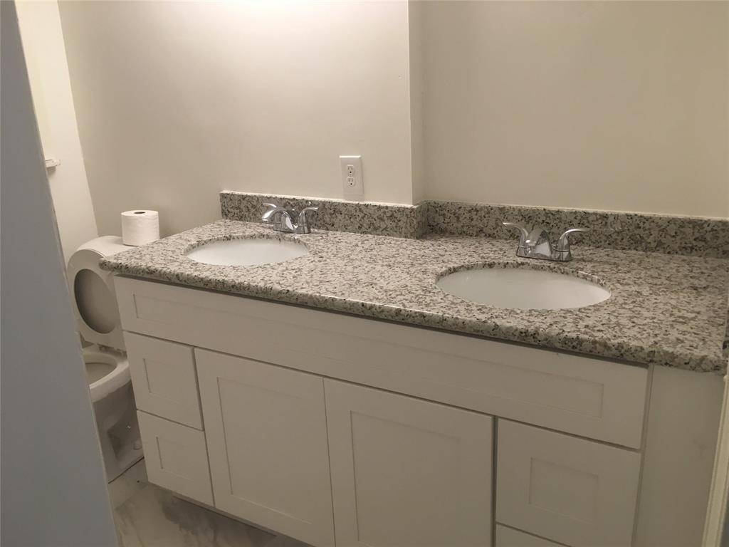 Bellaire, TX 77401,5121 Maple ST
