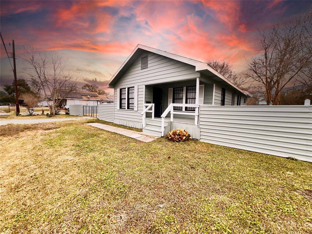La Marque, TX 77568,925 Cedar DR
