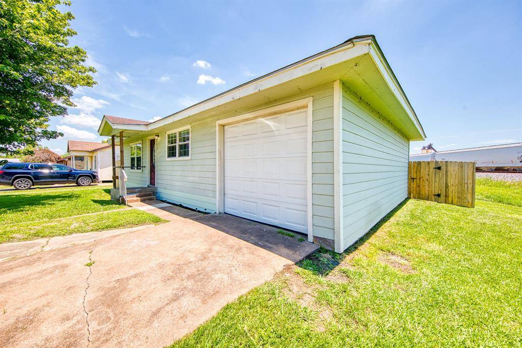 Angleton, TX 77515,969 S Walker ST