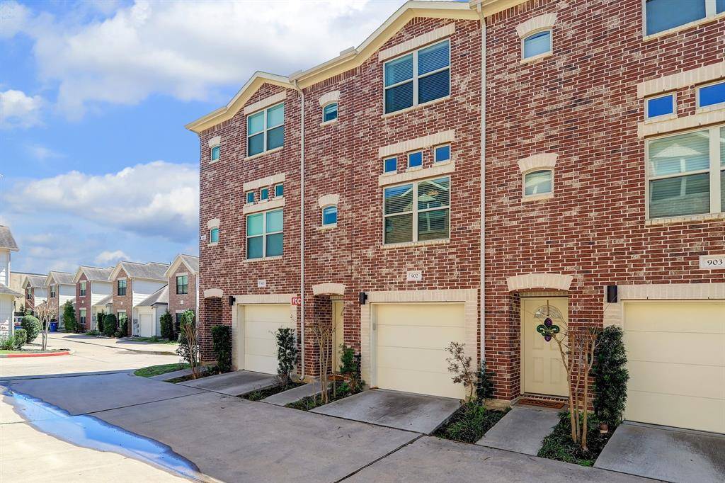 Houston, TX 77033,5941 S Loop E #902