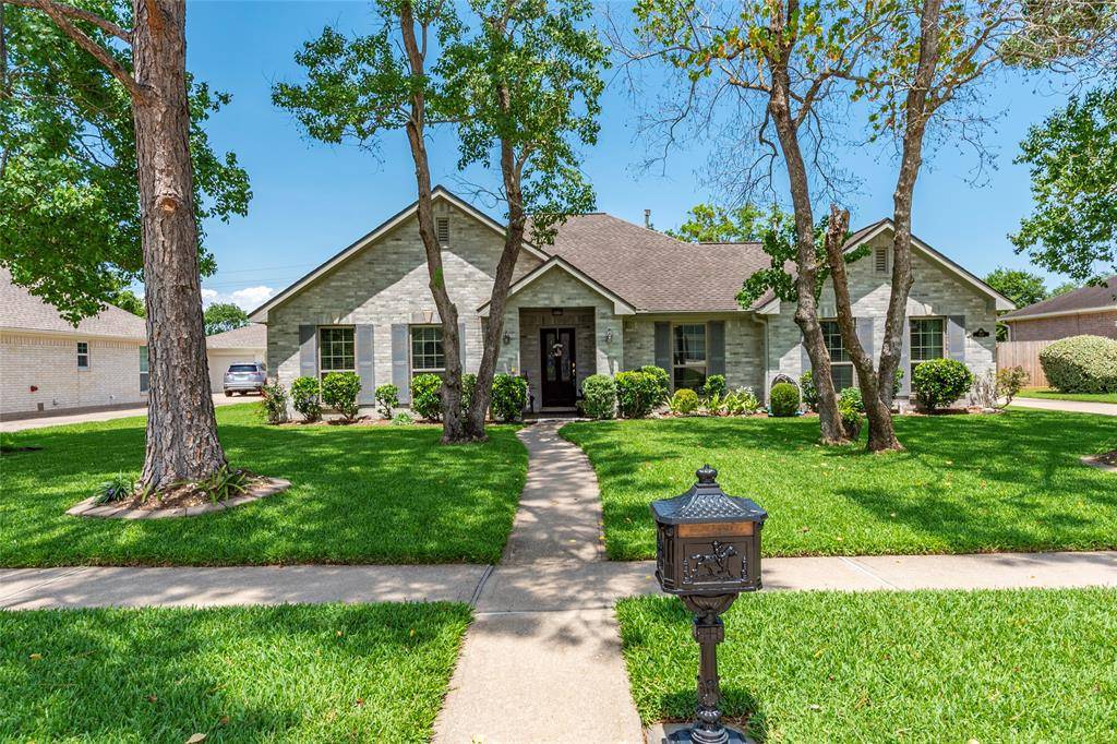 Friendswood, TX 77546,811 Hackberry LN
