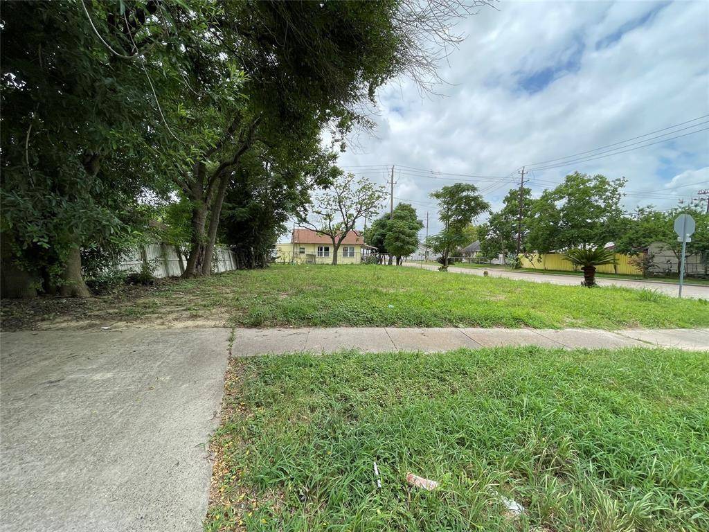 Baytown, TX 77520,1301 Pine ST