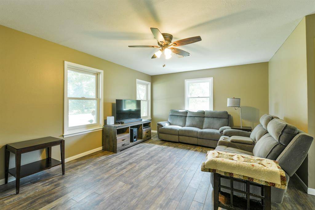 Brenham, TX 77833,2401 Country Meadows LN