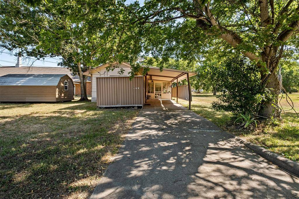 Giddings, TX 78942,755 E Bellville St