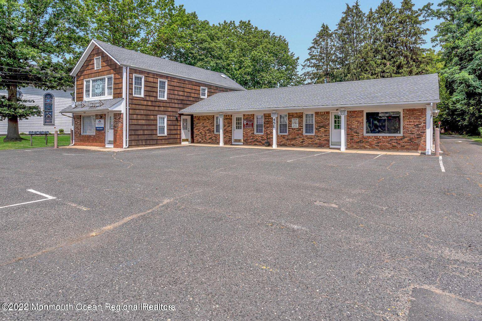 Holmdel, NJ 07733,45 Main Street #5