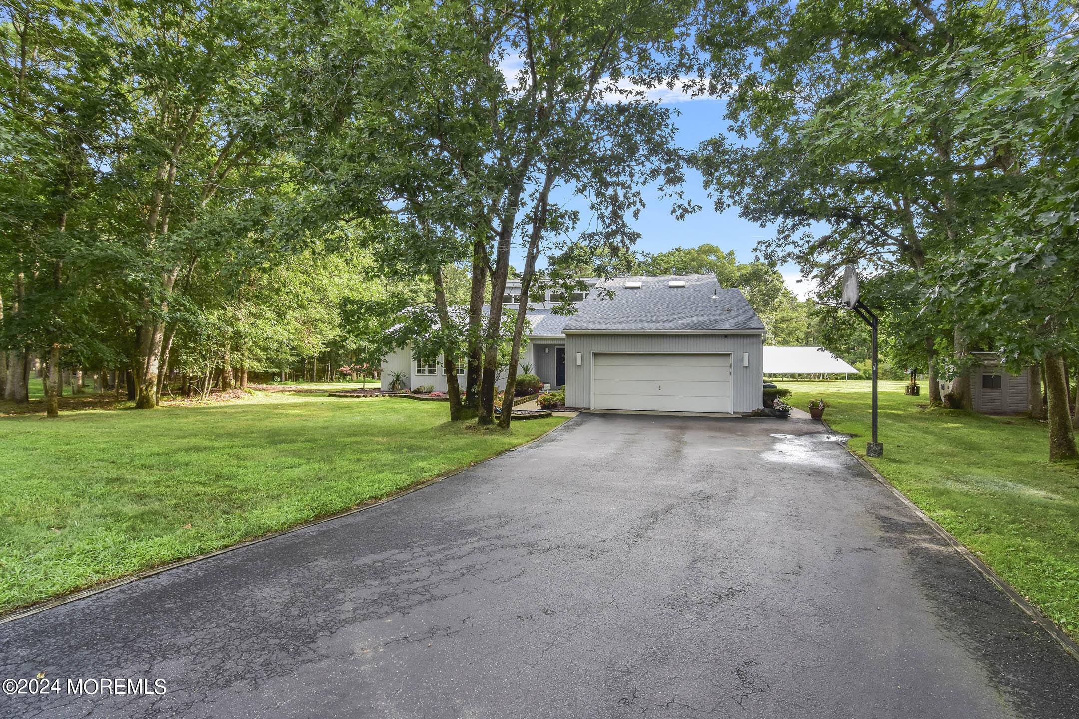 Howell, NJ 07731,8 Country Lane