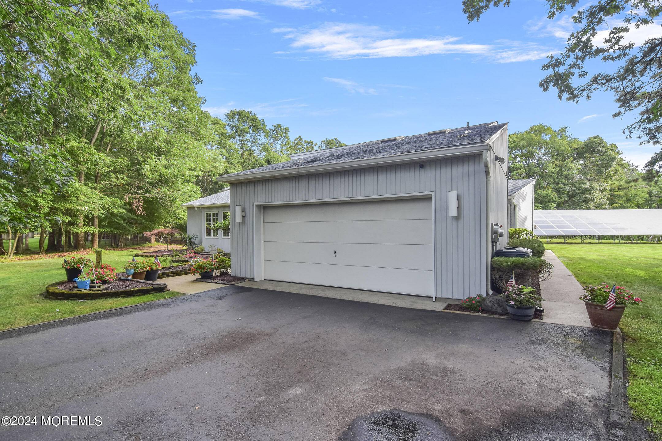 Howell, NJ 07731,8 Country Lane