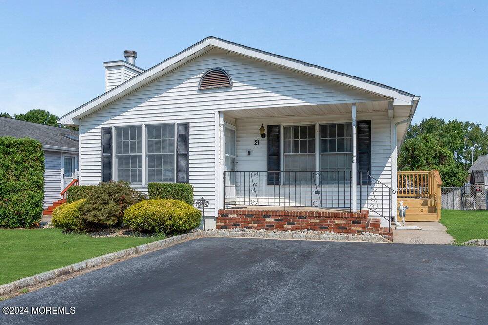 Manalapan, NJ 07726,21 Parkview Way