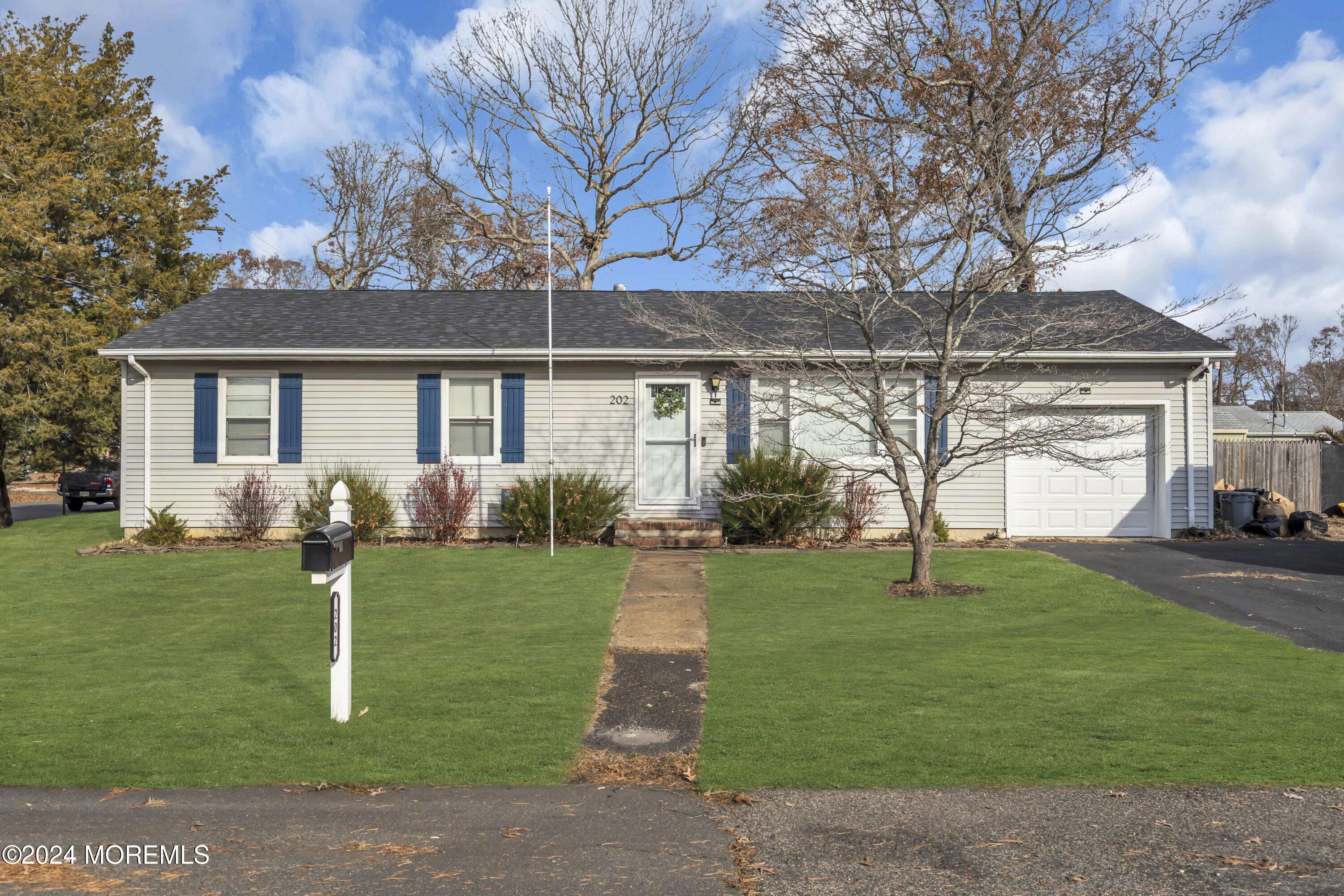 Lanoka Harbor, NJ 08734,202 Walnut Drive