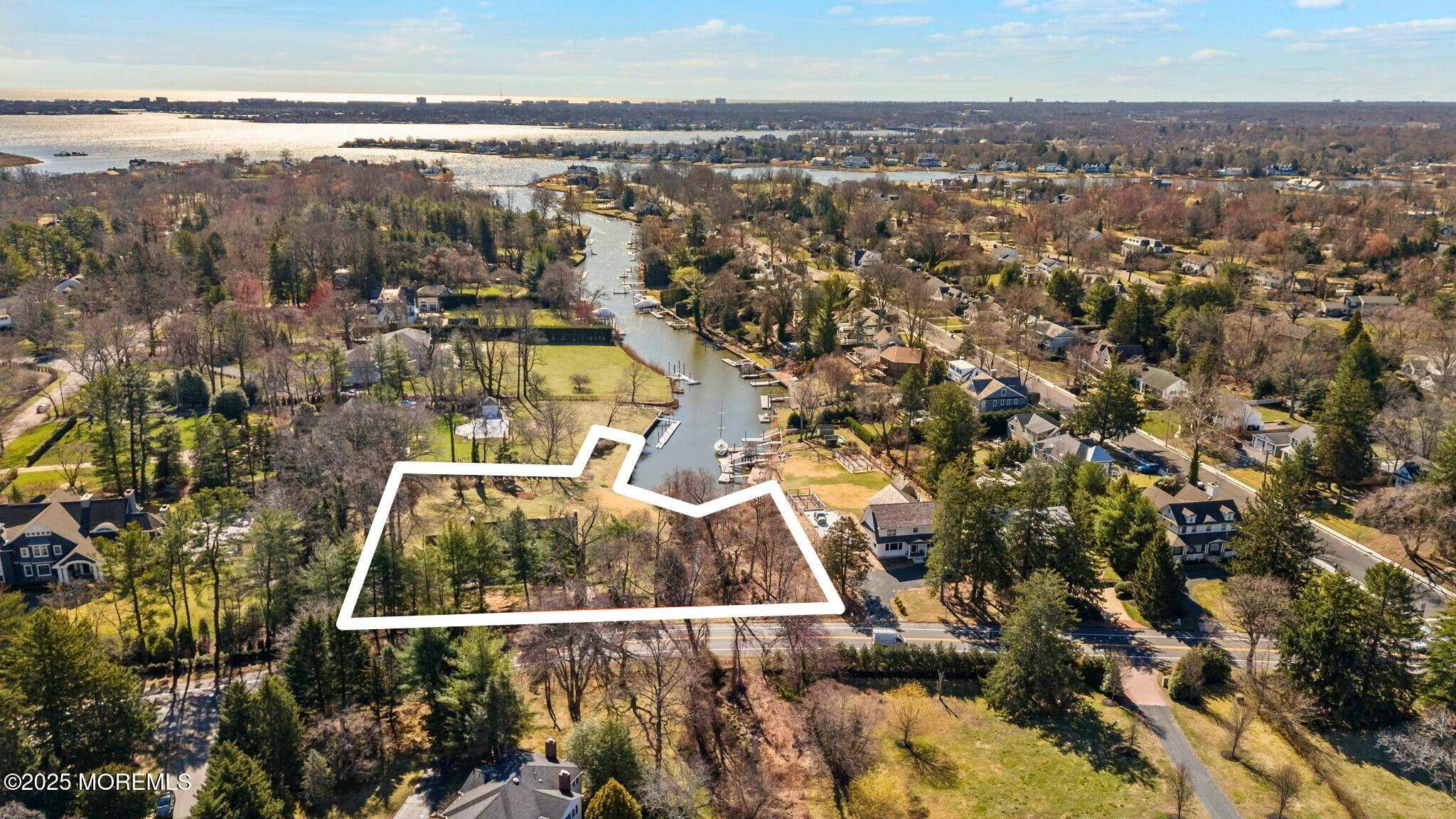 Rumson, NJ 07760,181 Rumson Road