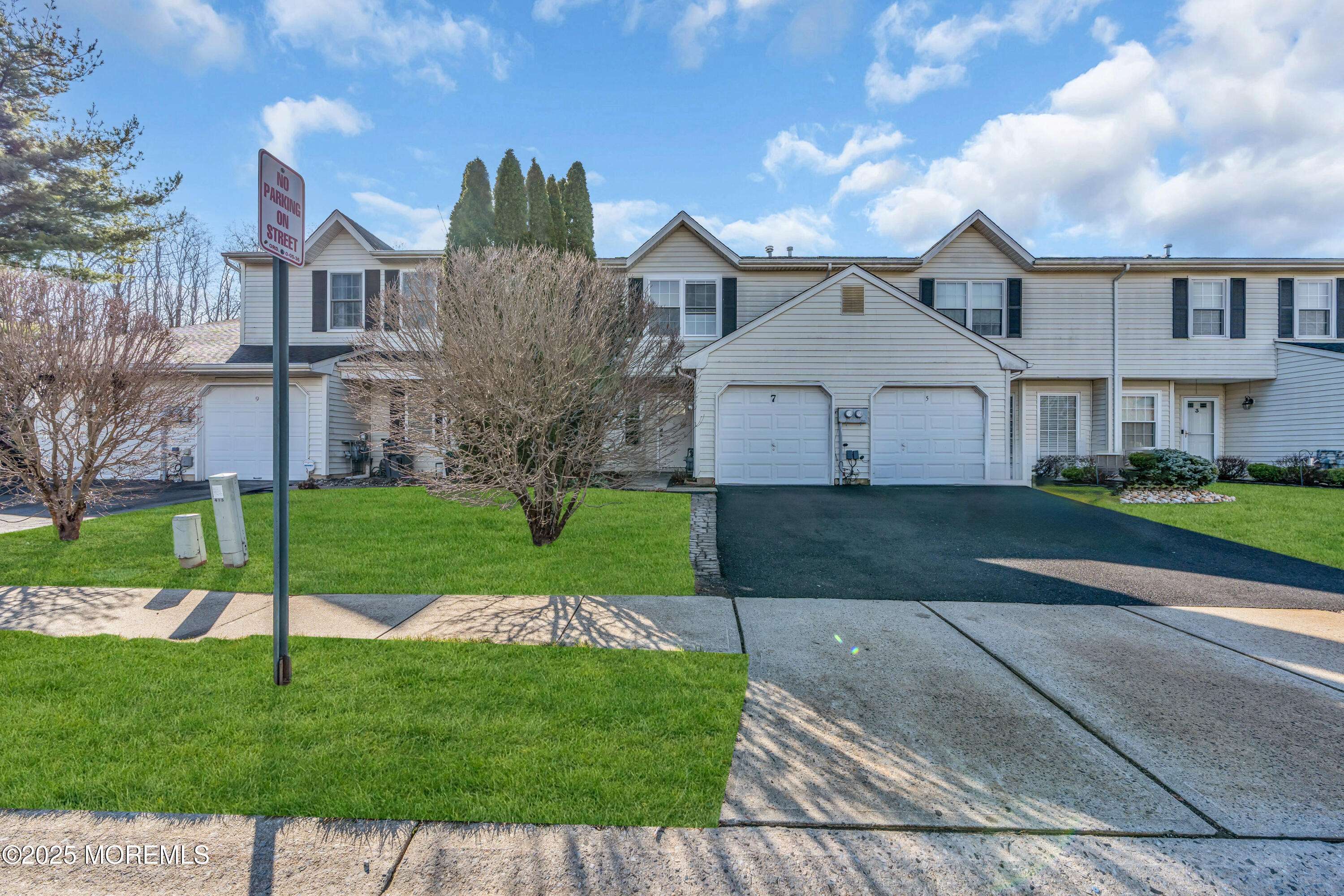 Freehold, NJ 07728,7 Seabreeze Square