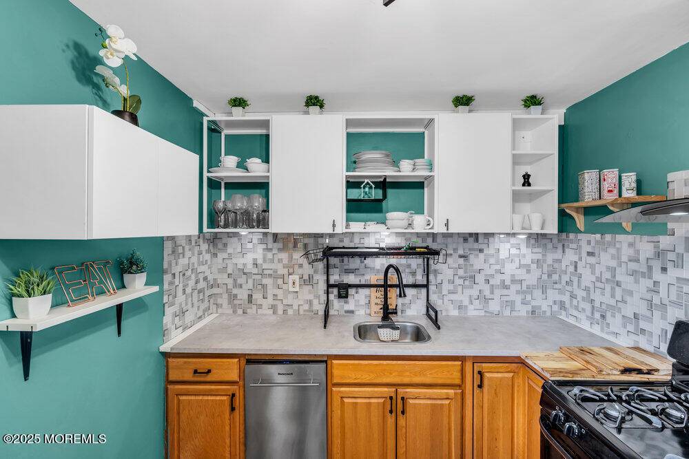 Eatontown, NJ 07724,165 Wyckoff Road #B