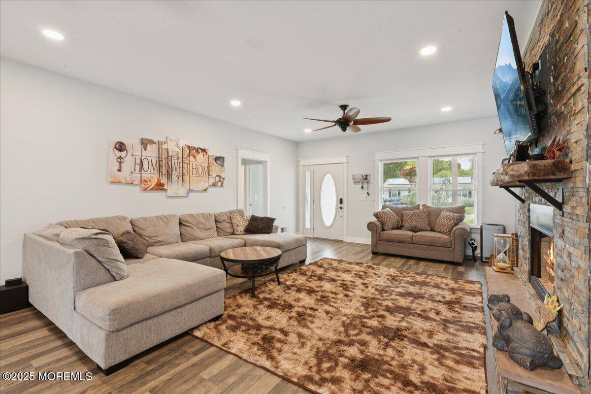 Manahawkin, NJ 08050,175 Bosun Avenue