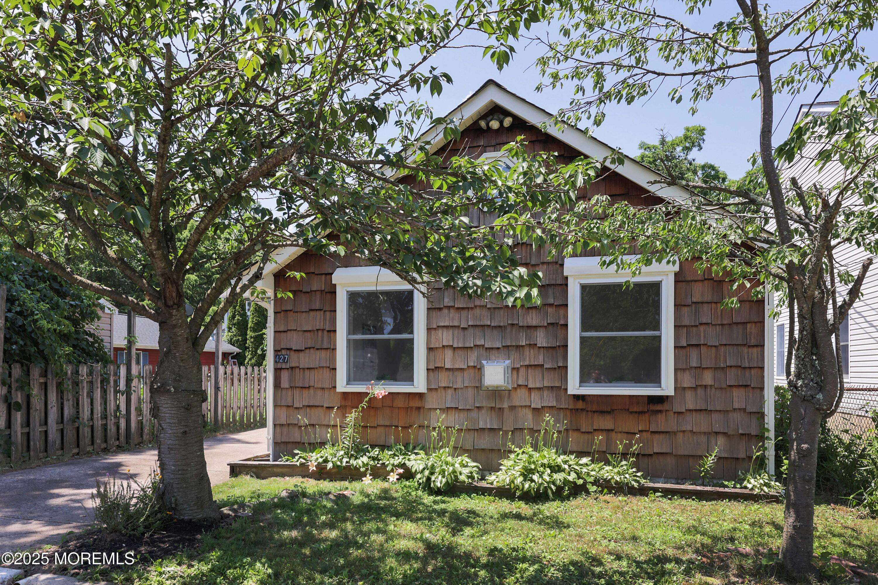 Leonardo, NJ 07737,427 Cedar Avenue