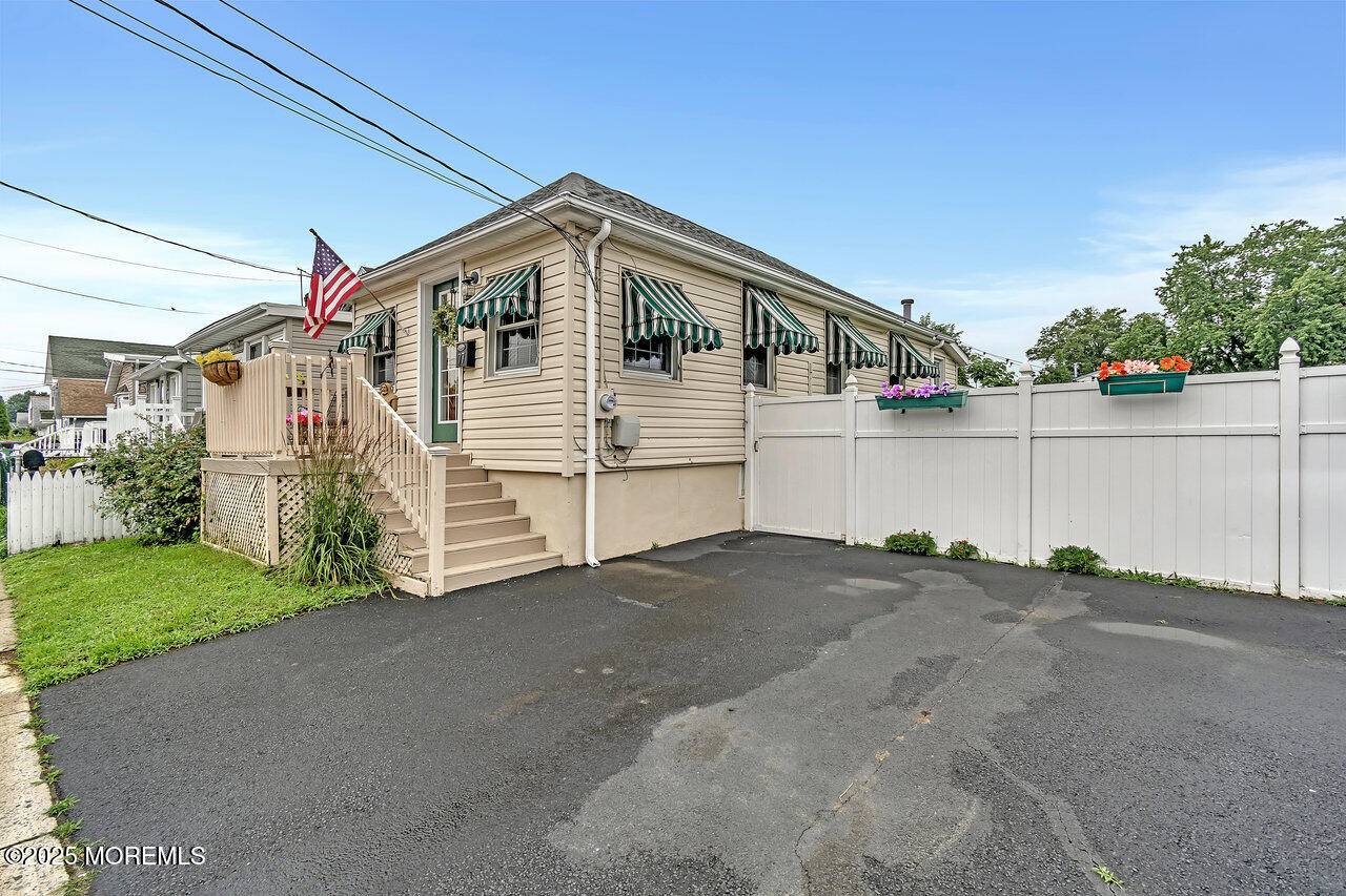 North Middletown, NJ 07748,77 Navesink Avenue