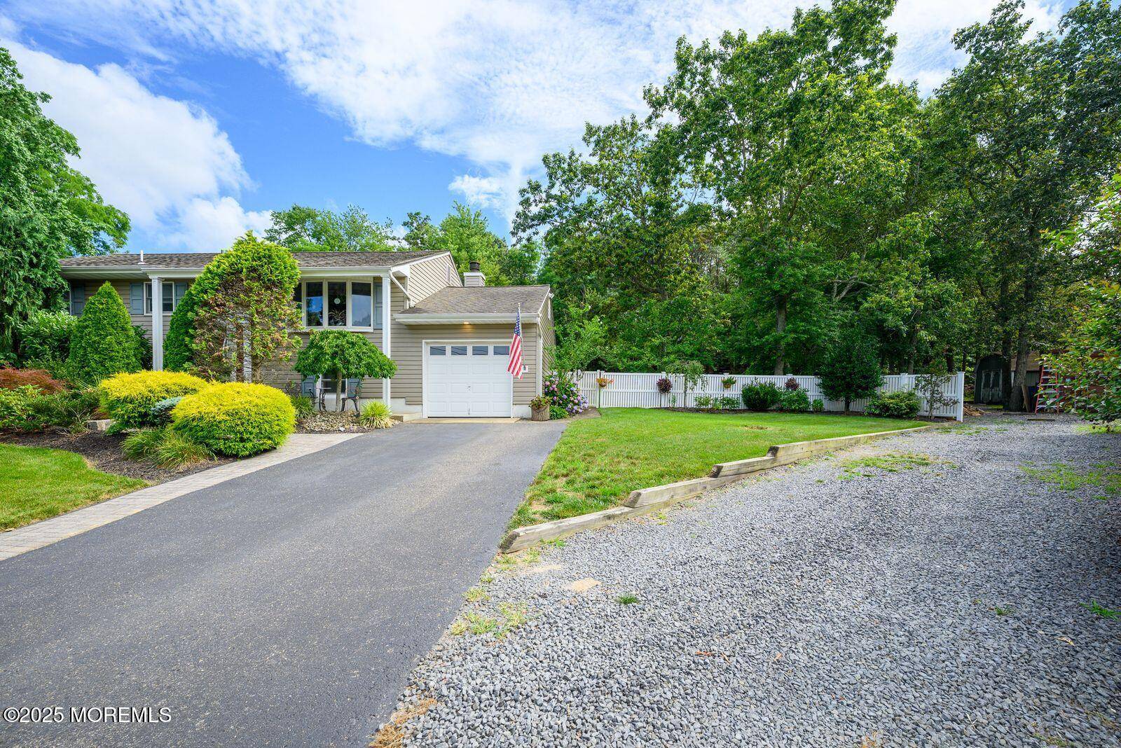 Howell, NJ 07731,2 Darien Circle