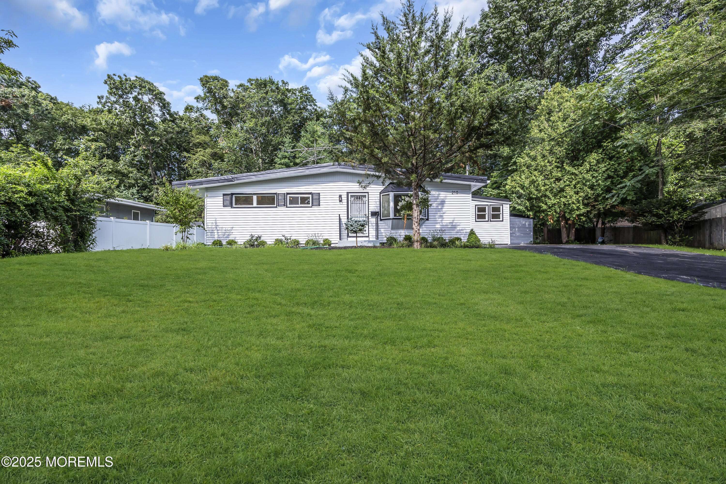 Lincroft, NJ 07738,210 Parkview Terrace