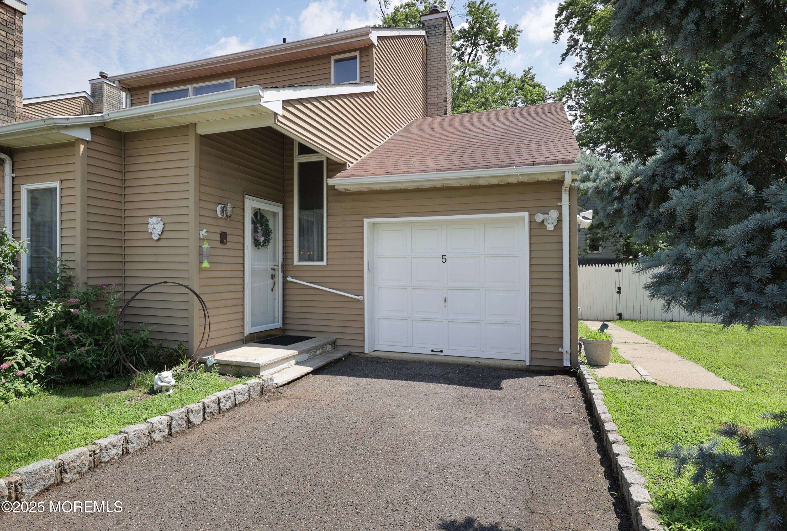 Keyport, NJ 07735,5 Oyster Creek Drive