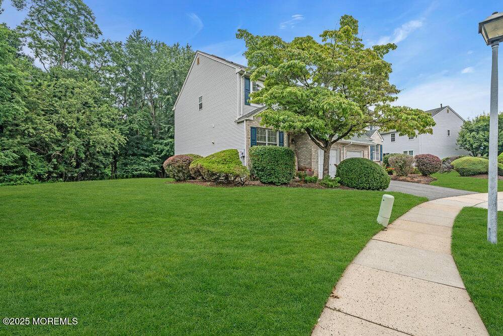 Edison, NJ 08820,28 Hawthorn Drive