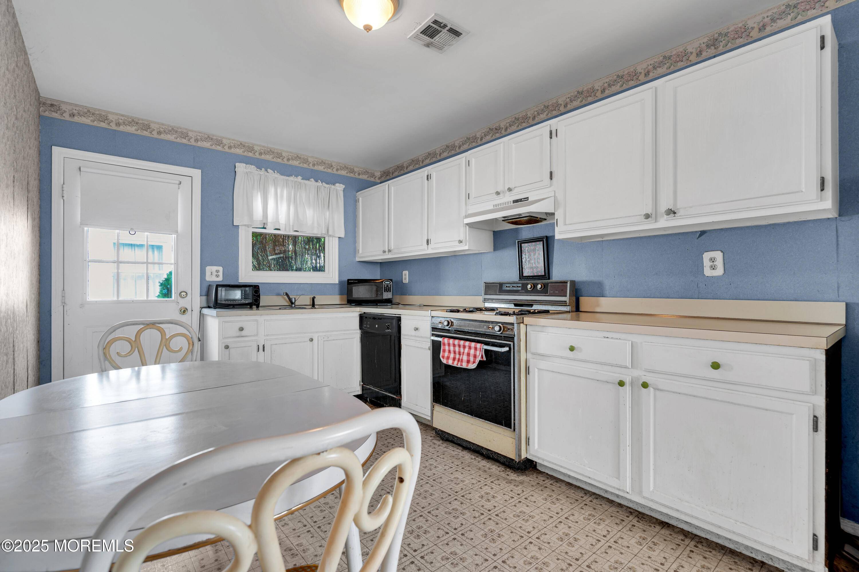 Toms River, NJ 08757,9 Claremont Street
