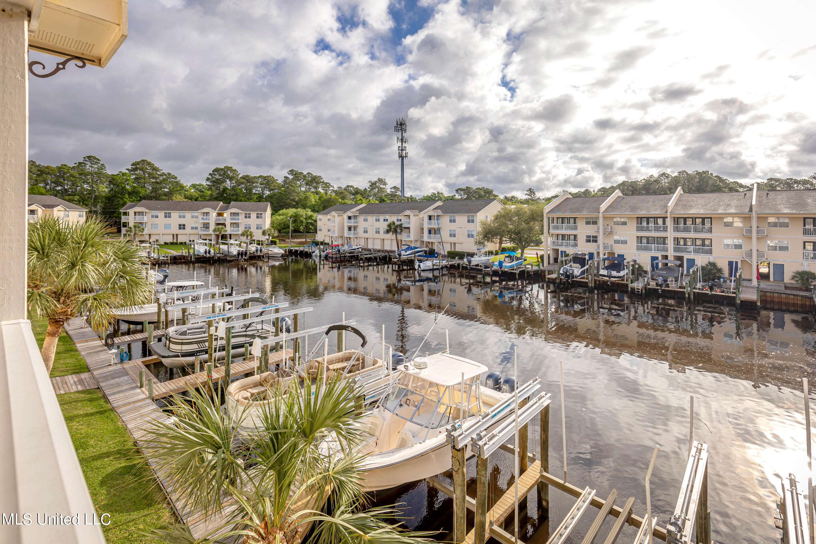 Ocean Springs, MS 39564,2421 Beachview Drive #F12