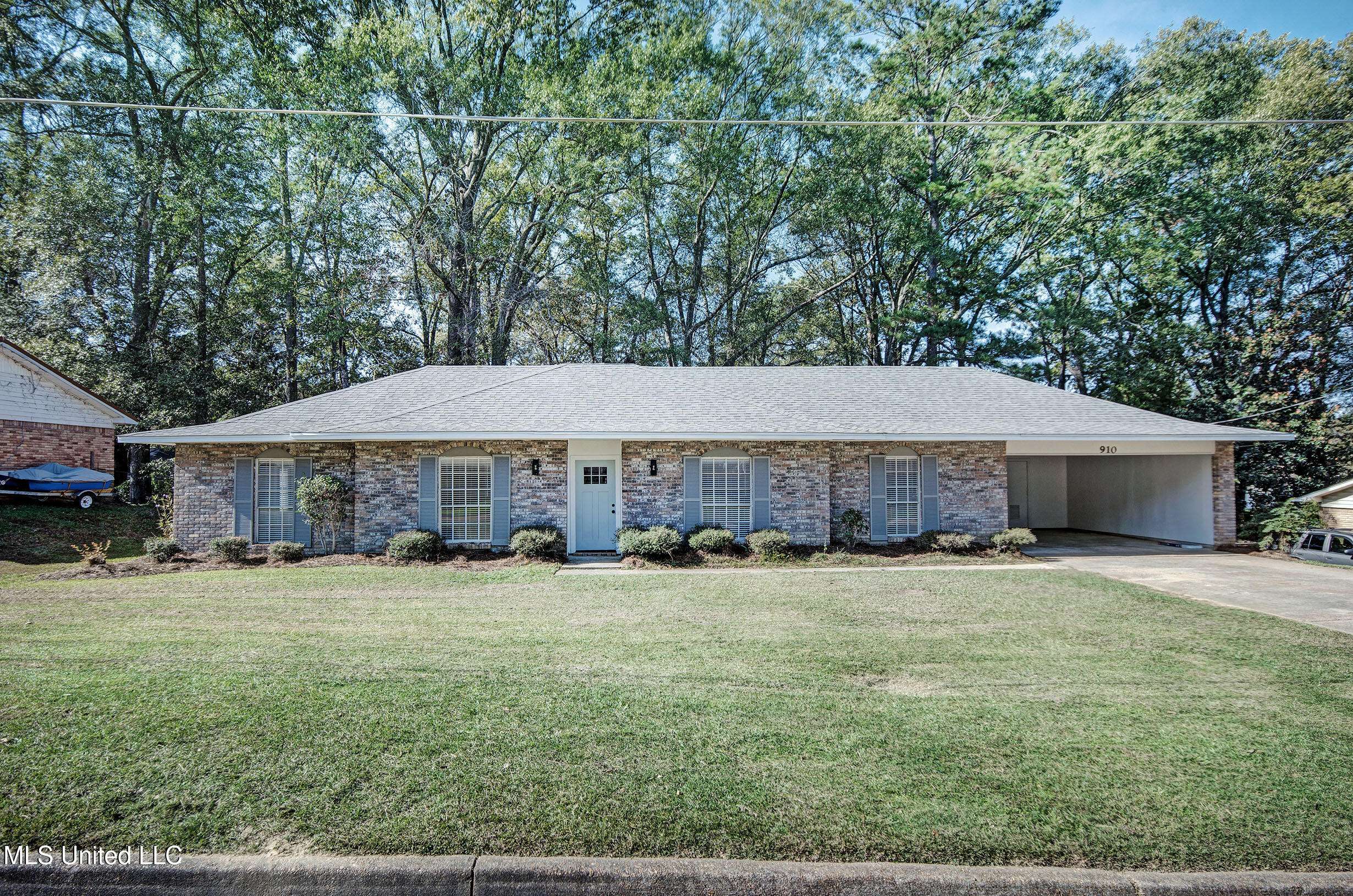 Clinton, MS 39056,910 Live Oak Drive