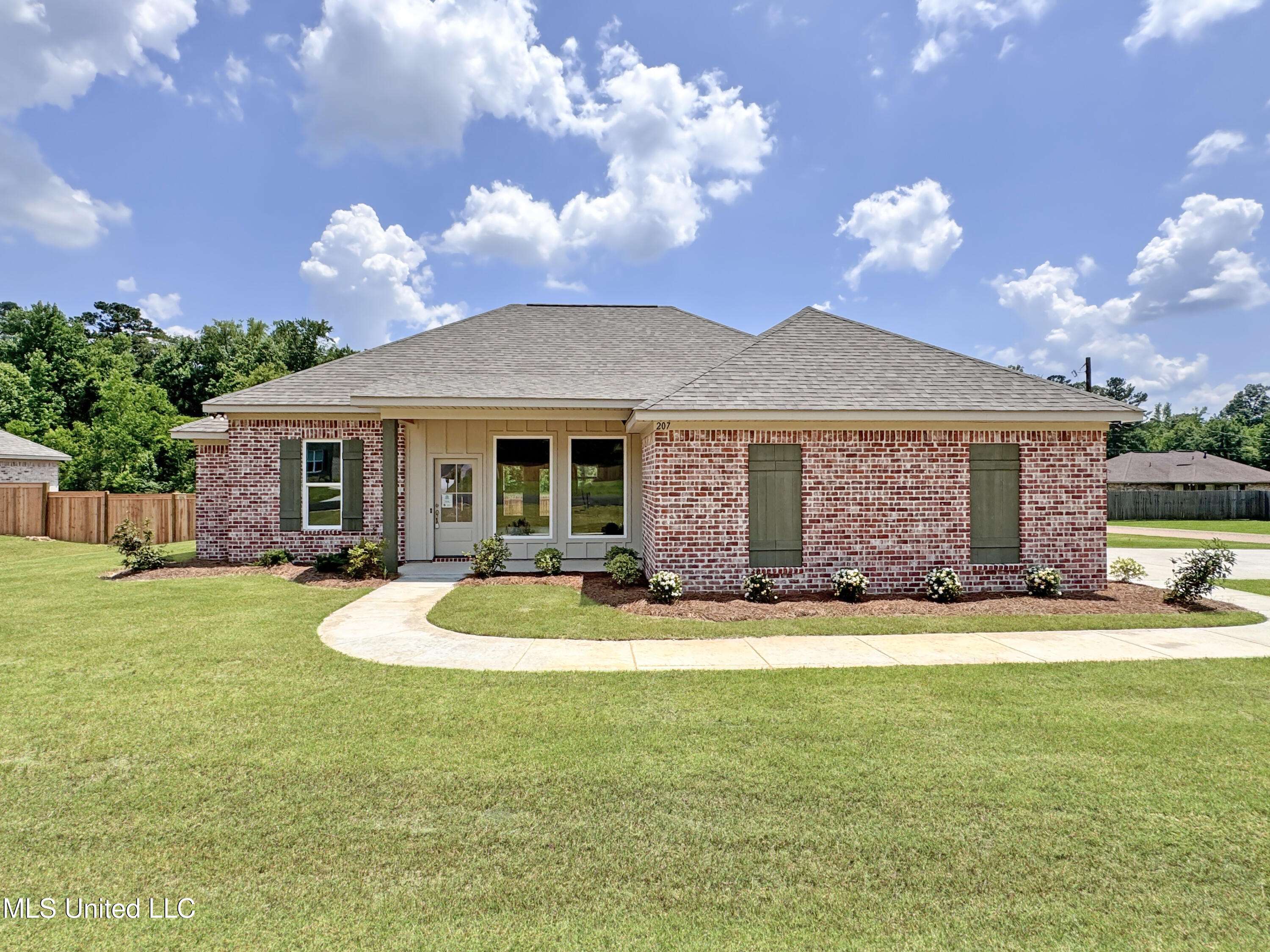Magee, MS 39111,207 NW Dolly Lane