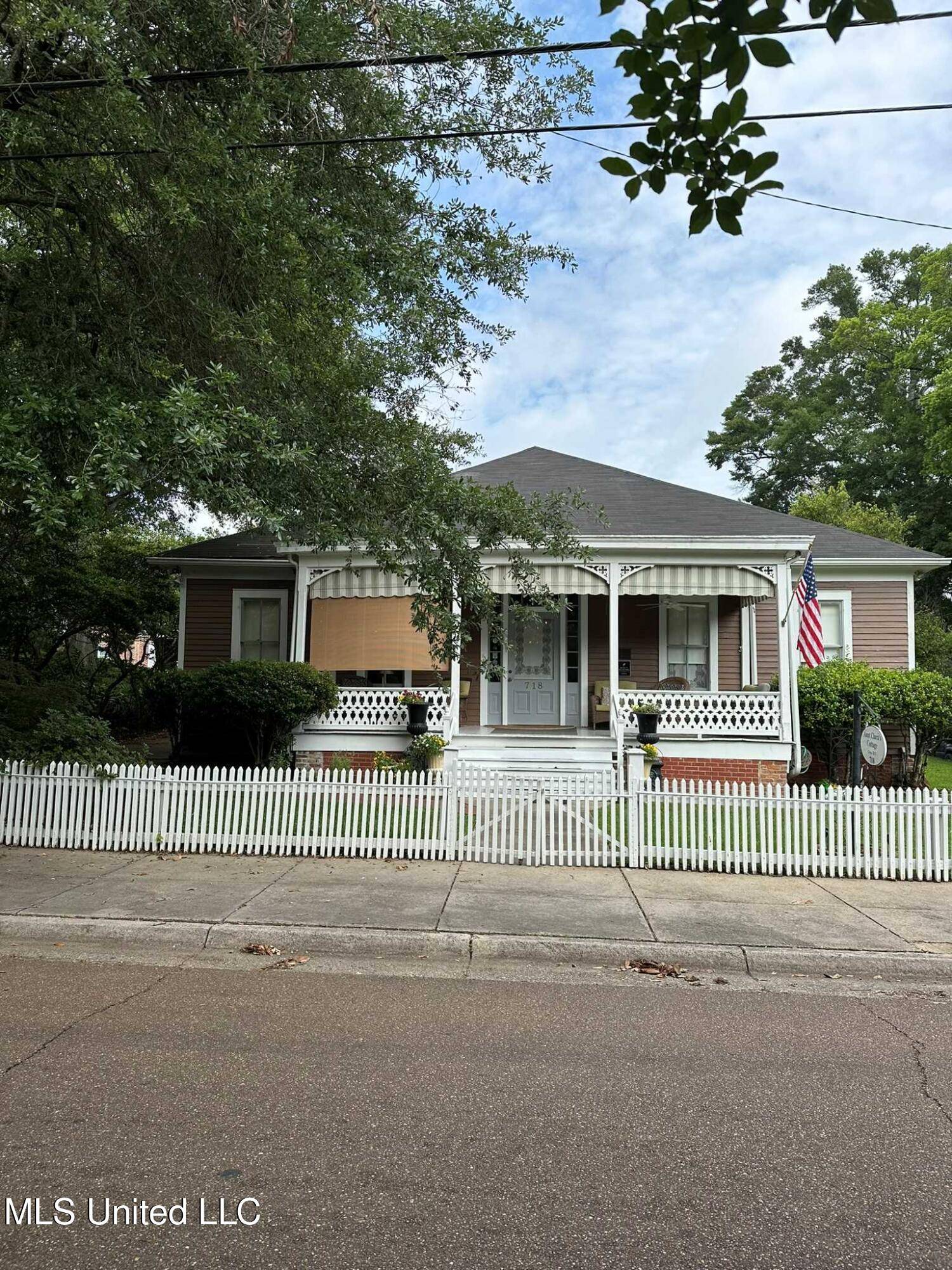 Natchez, MS 39120,718 N Union Street