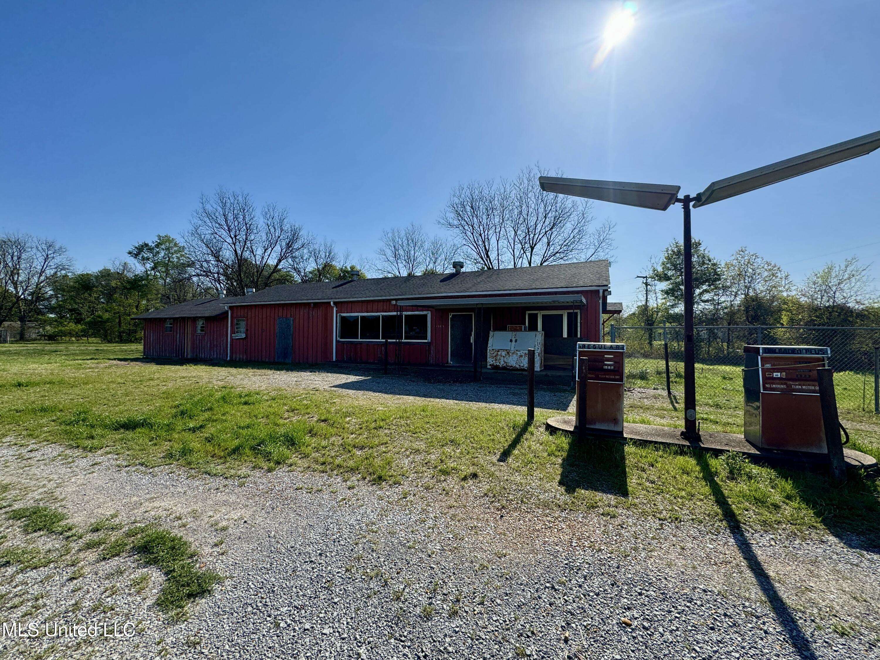 Lyon, MS 38645,17965 Highway 61