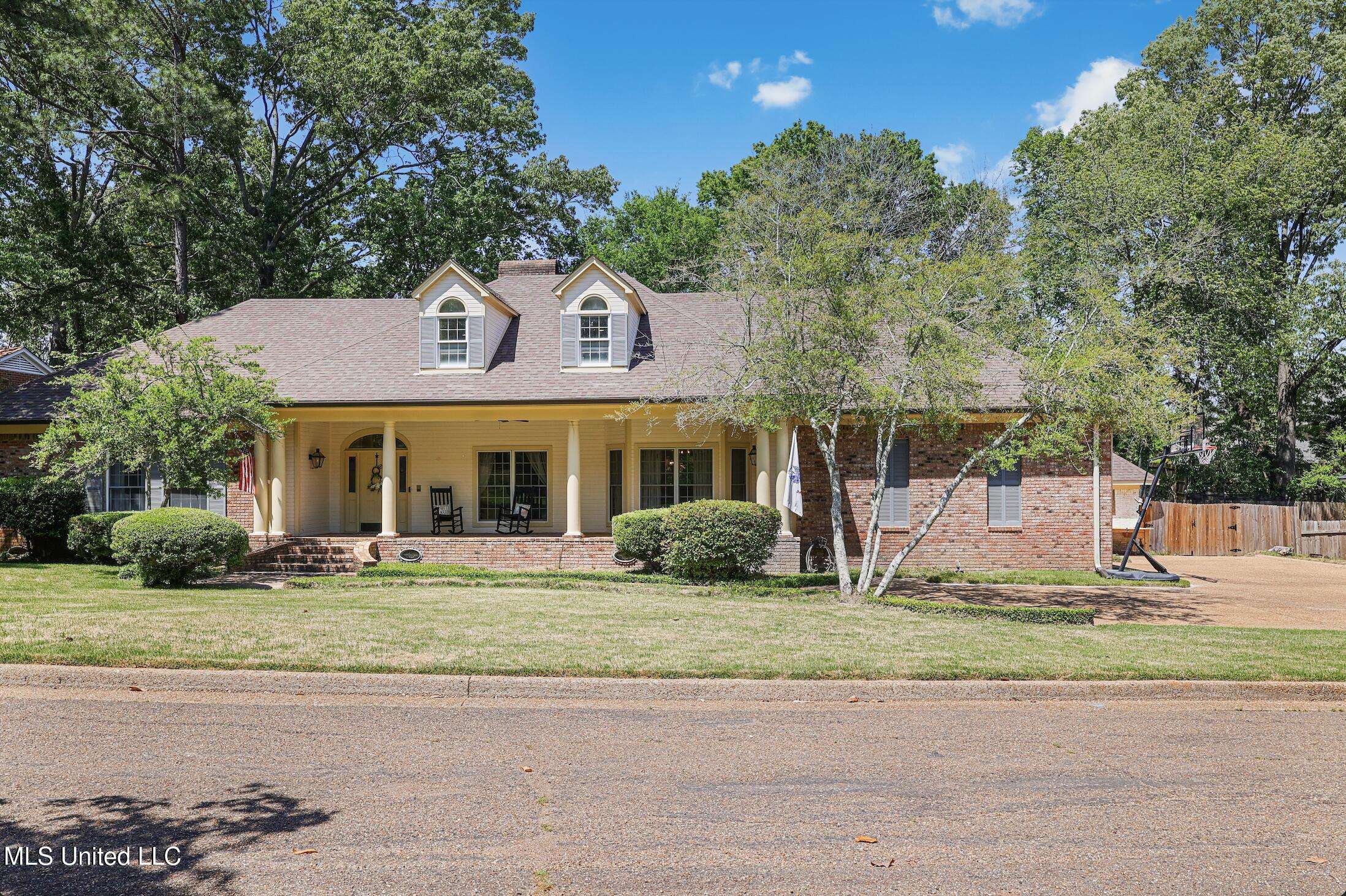 Jackson, MS 39211,2 Oakleigh Place