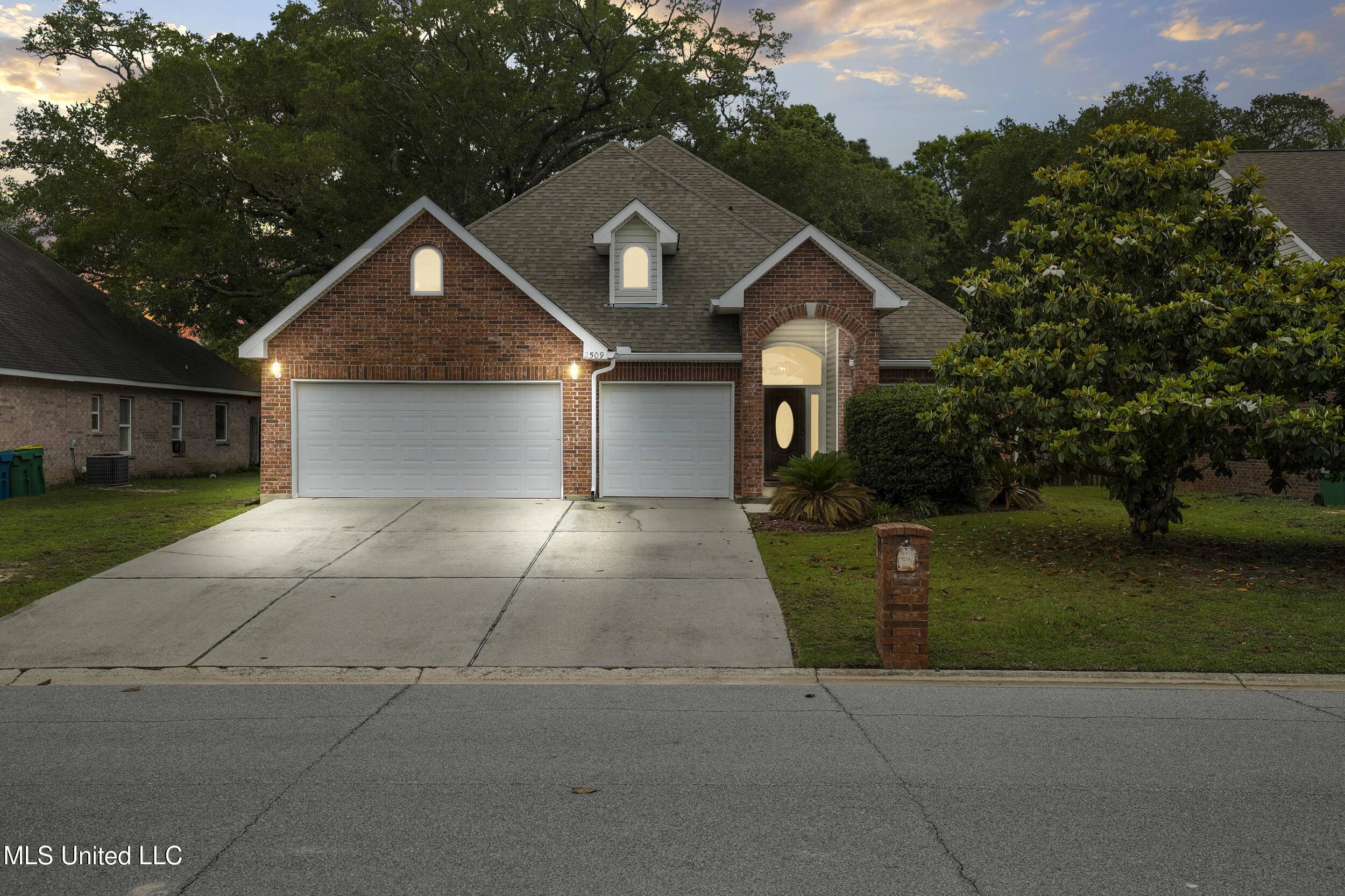 Ocean Springs, MS 39564,2509 Rue Beaux Chenes