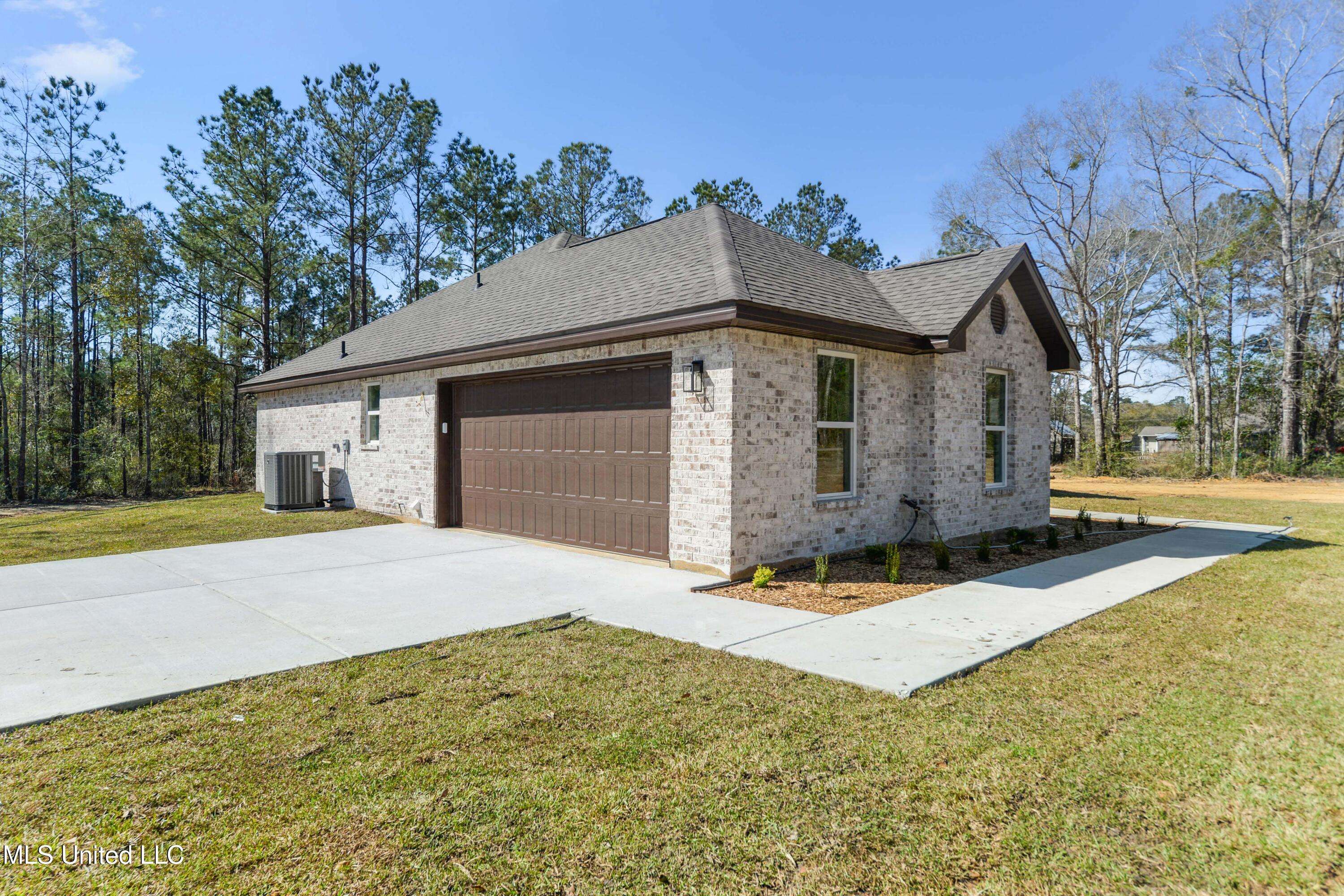 Kiln, MS 39556,1 Autumn Ln