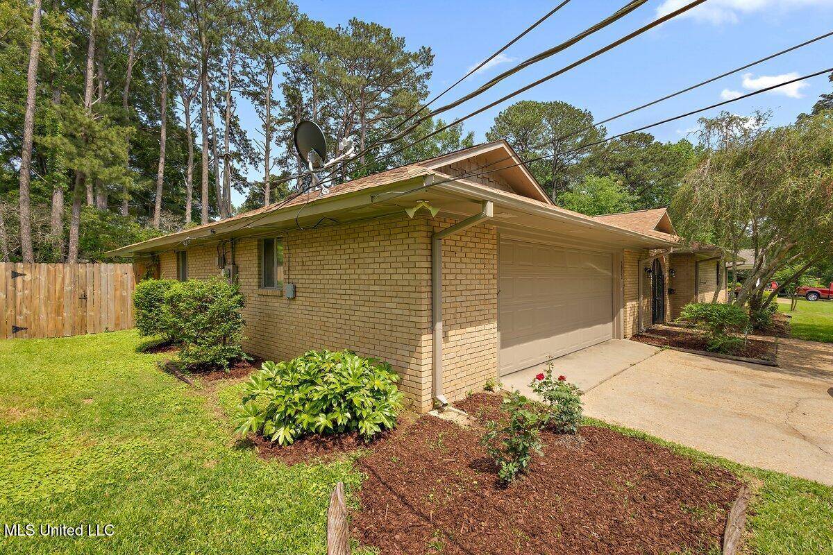 Jackson, MS 39211,5953 Lake Trace Circle
