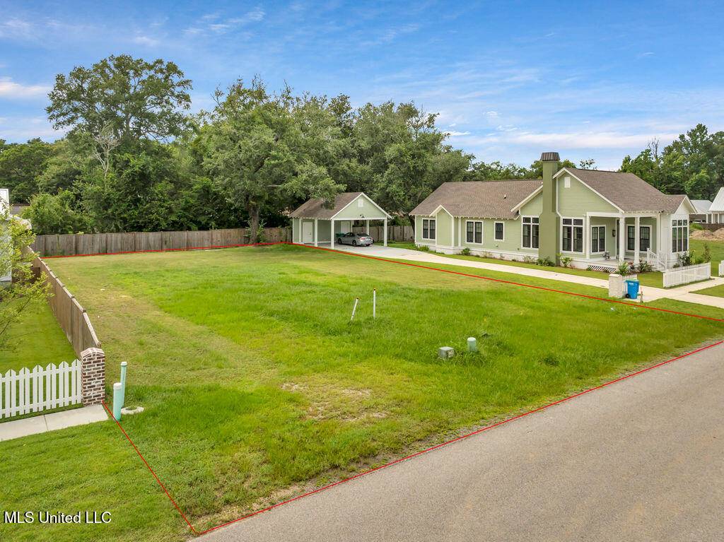 Ocean Springs, MS 39564,433 Bills Avenue