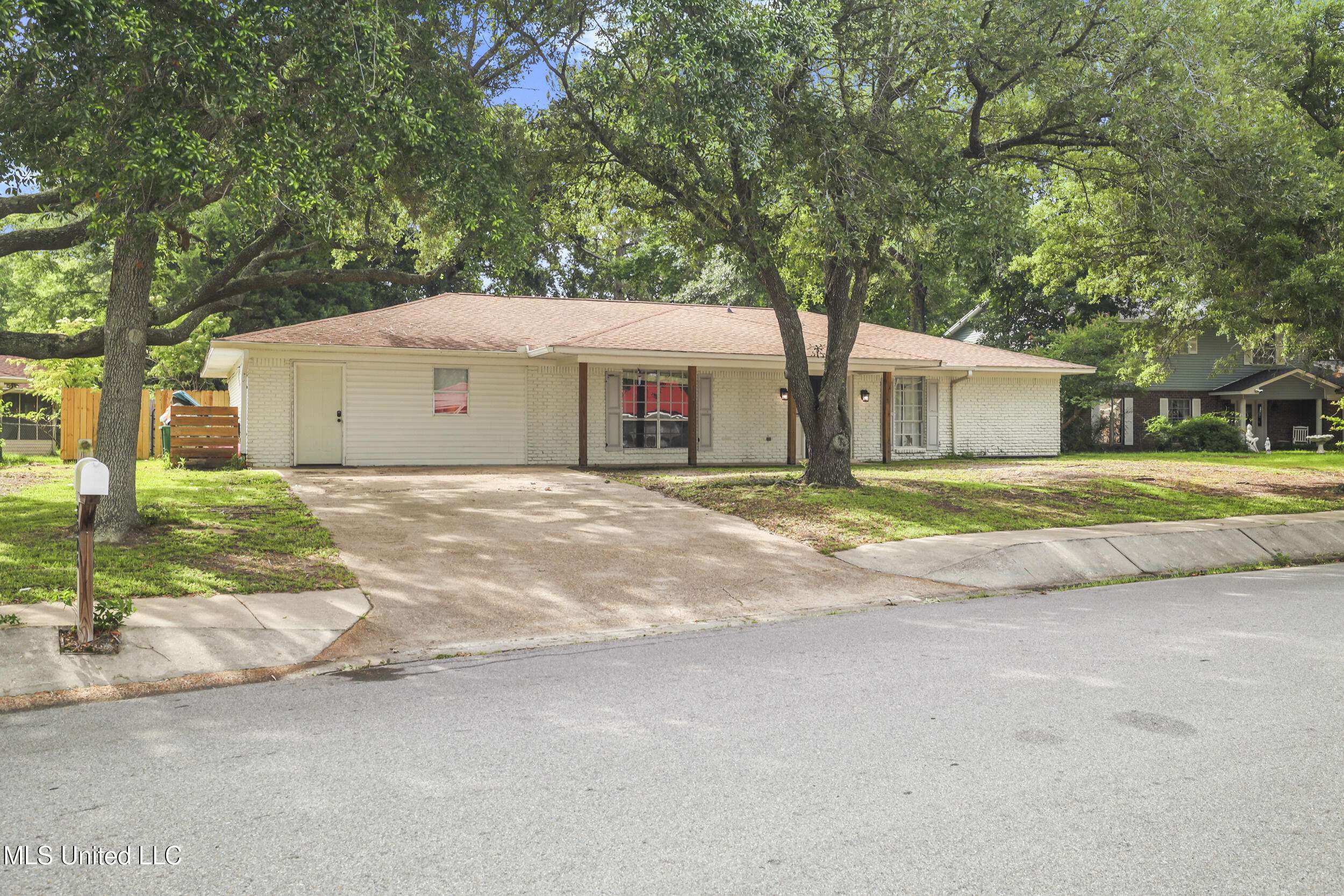 Ocean Springs, MS 39564,3306 Nottingham Road