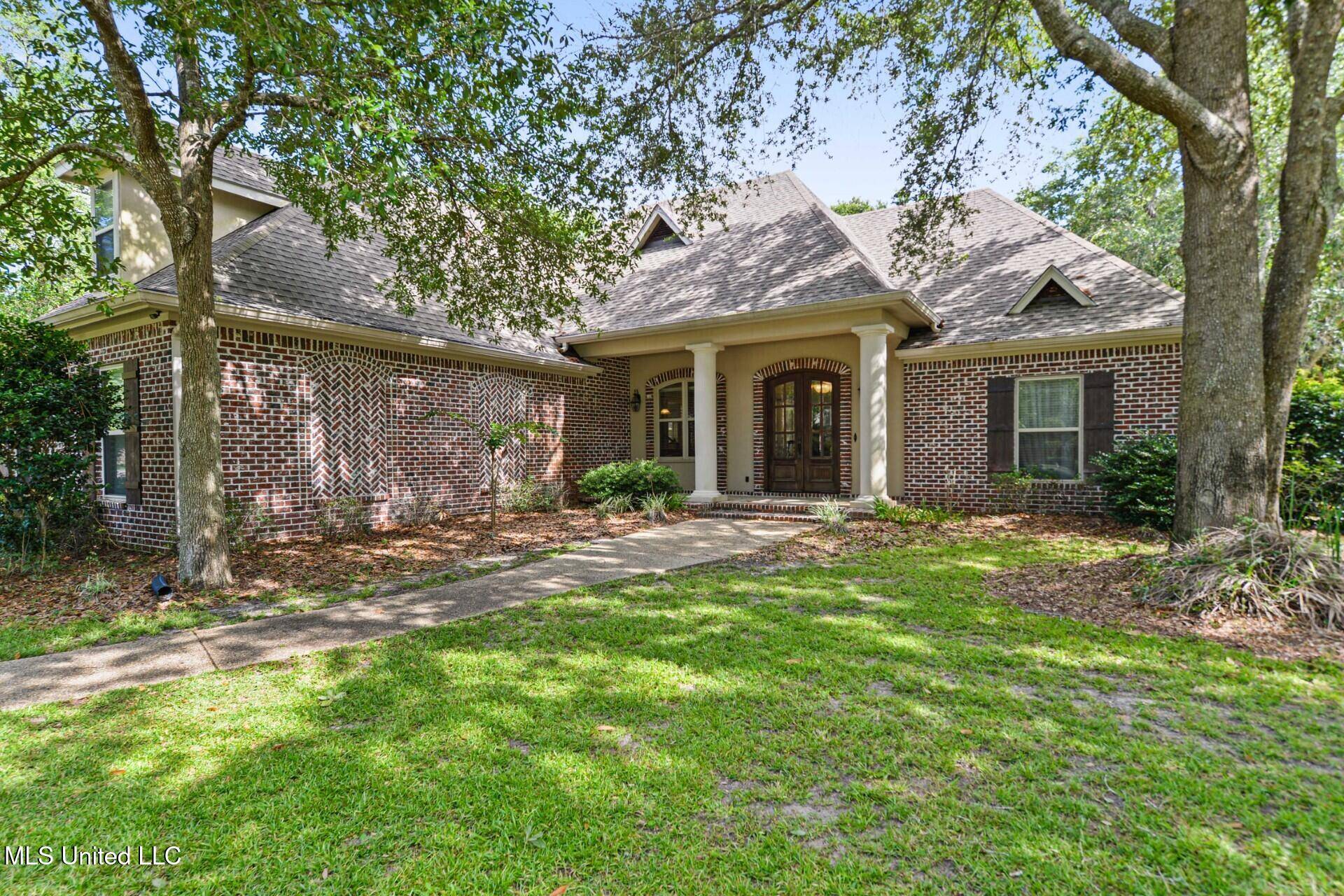 Ocean Springs, MS 39564,3216 Oakleigh Circle