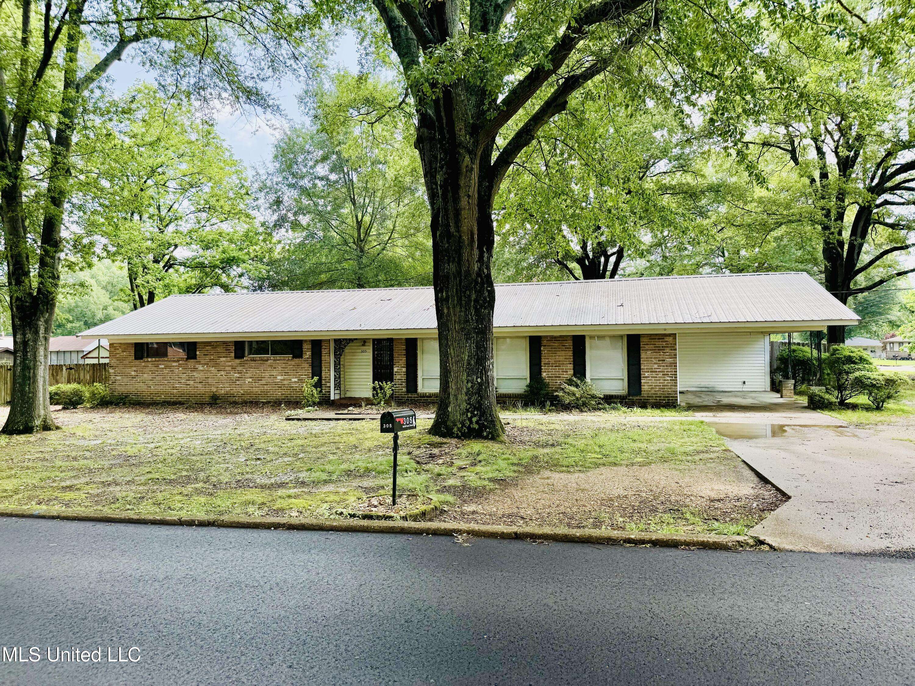 Senatobia, MS 38668,305 N Heard Street