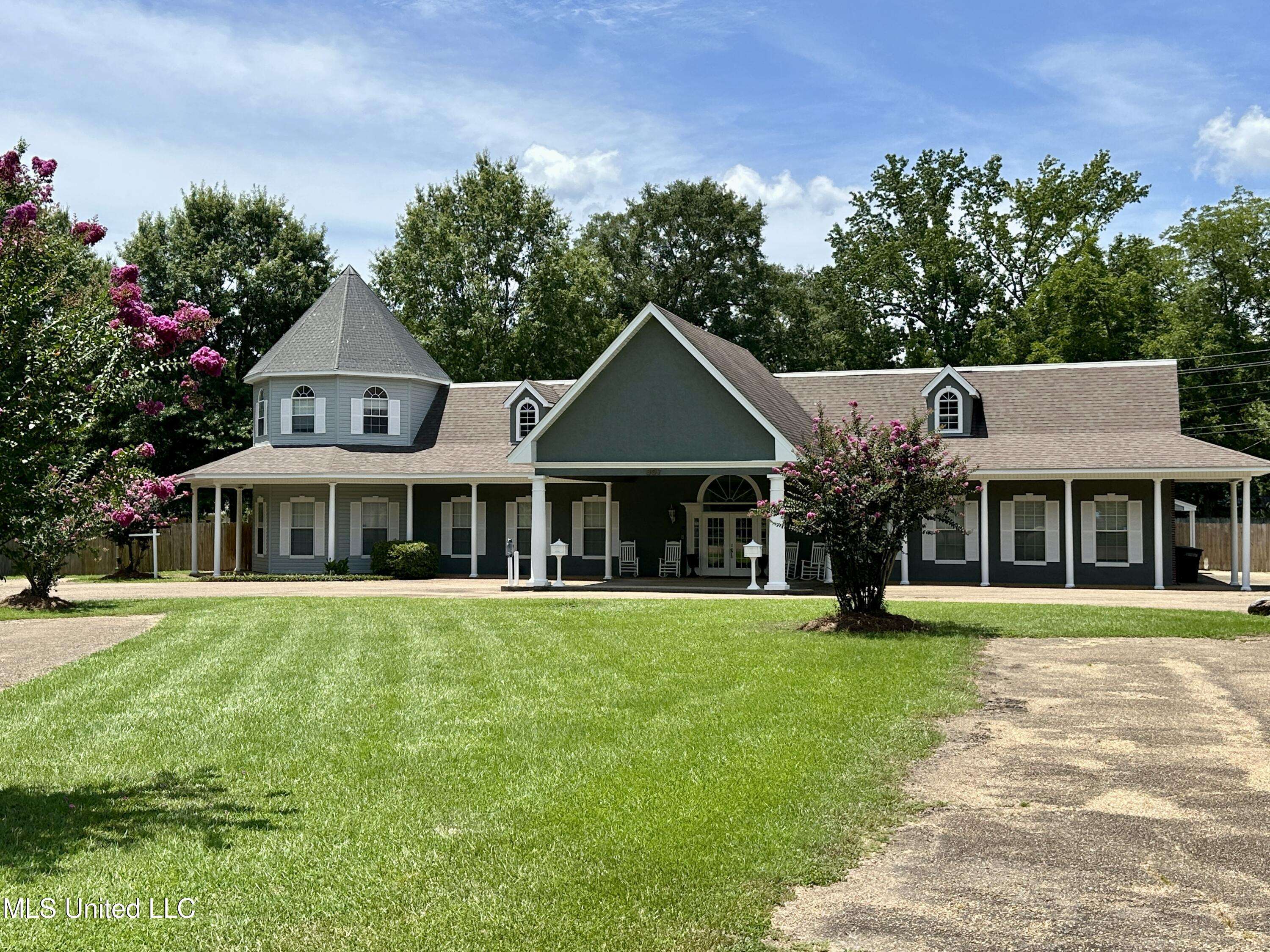Clinton, MS 39056,807 N Monroe Street