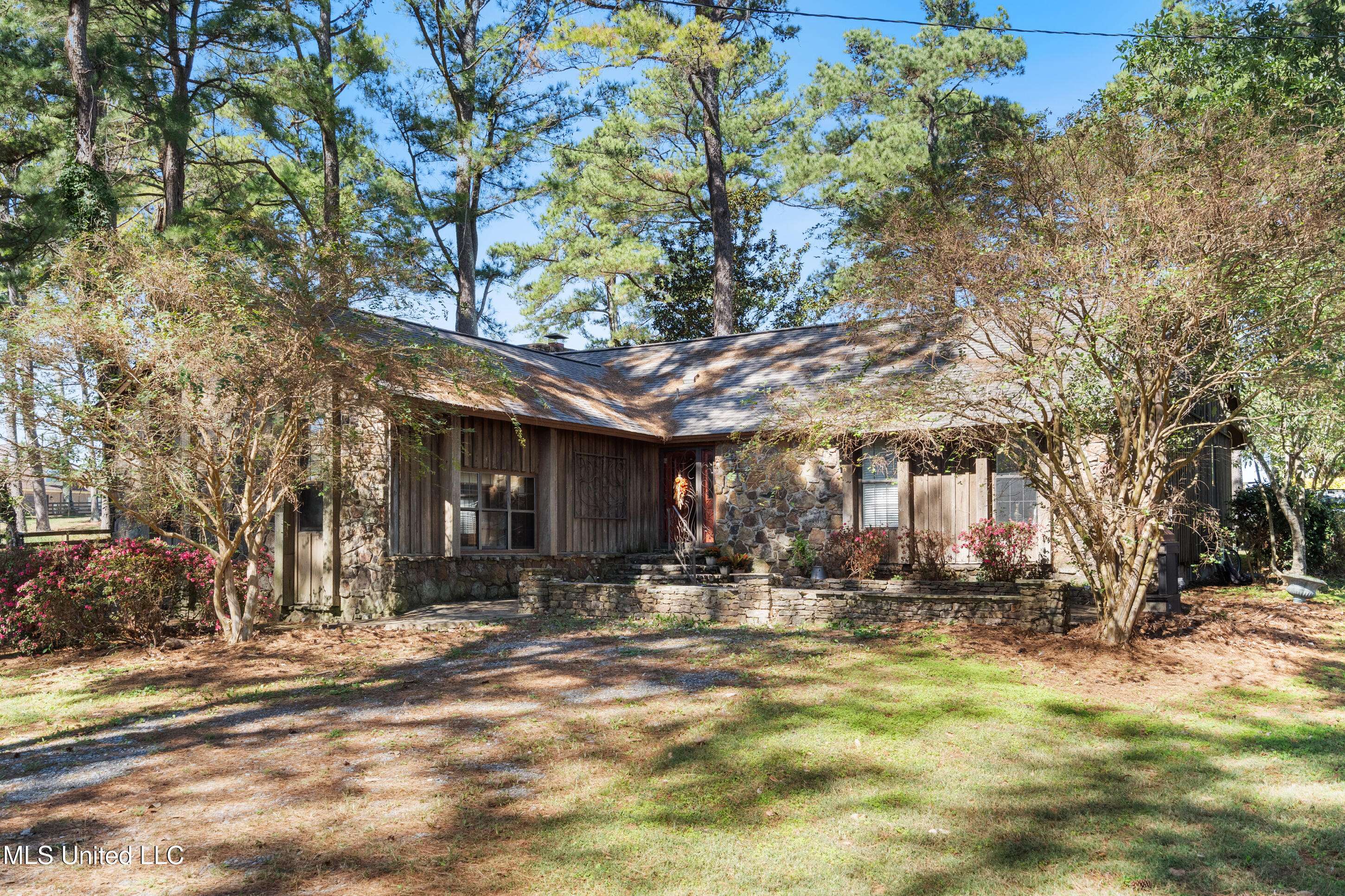 Senatobia, MS 38668,3297 Country Club Road