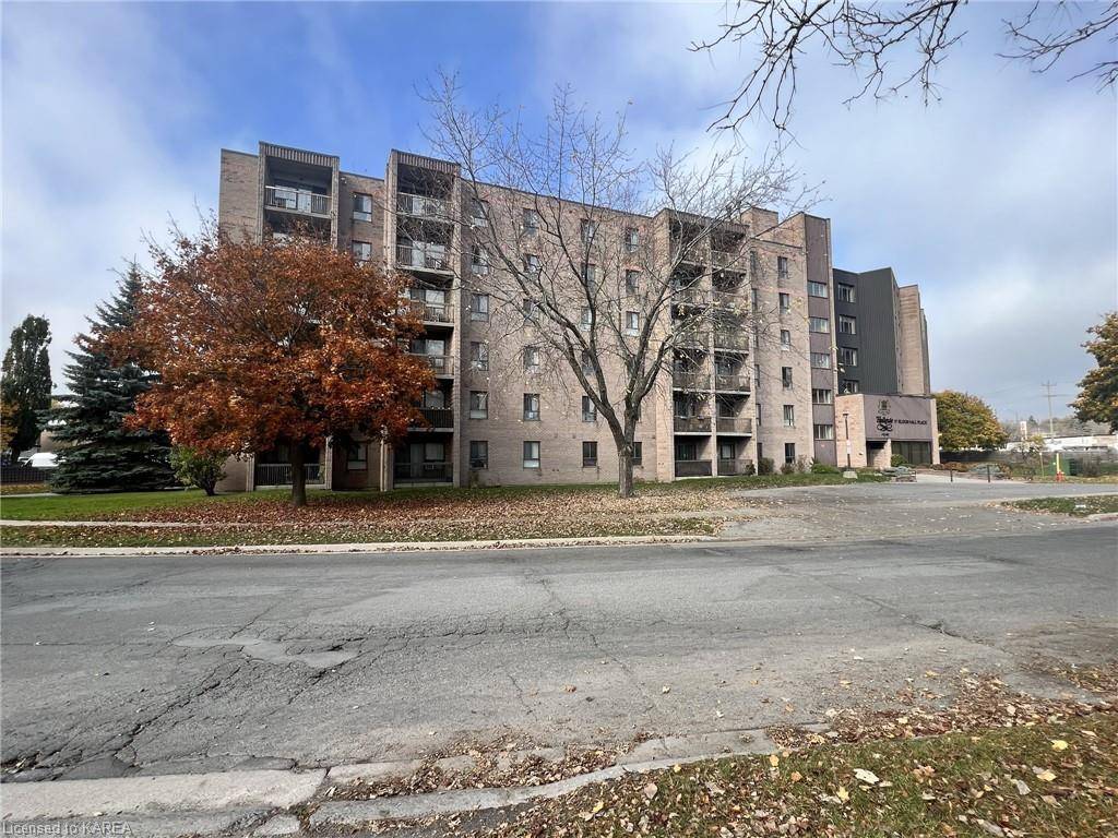 Kingston, ON K7M 7H5,17 Eldon Hall Place #509