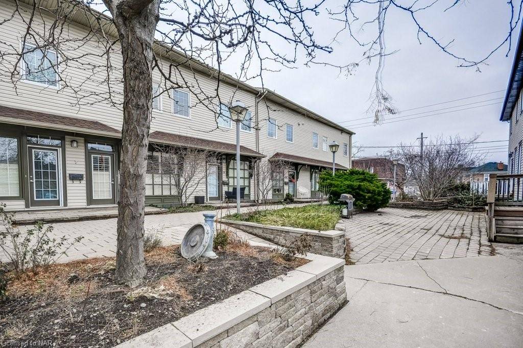 Grimsby, ON L3M 3H2,49 Ontario Street #4