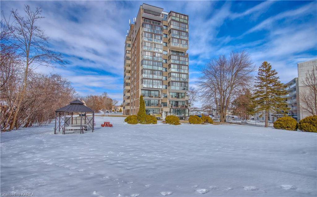 Kingston, ON K7M 1K1,2 Mowat Avenue #305