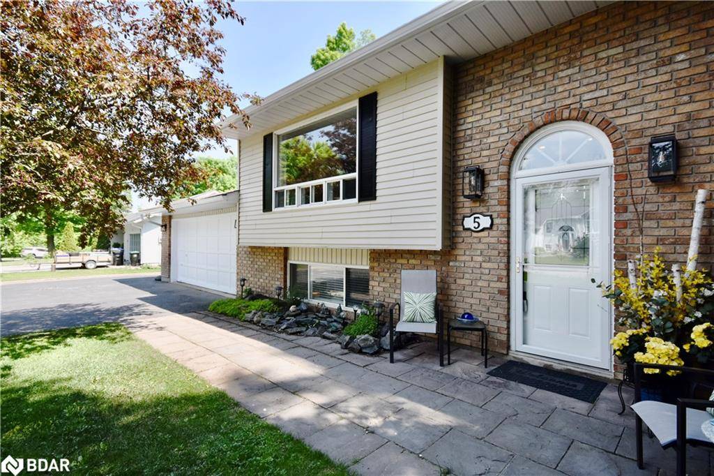 Oro-medonte, ON L0L 1T0,5 Rosemarie Drive